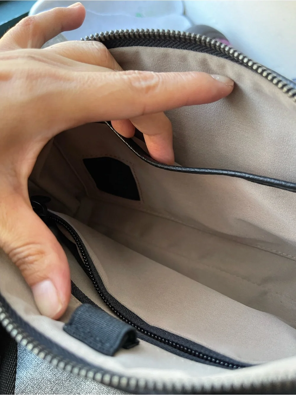 GRAMS(28) 157 Essential Everyday Sling Lightweight ITALIAN Leather Black Bag